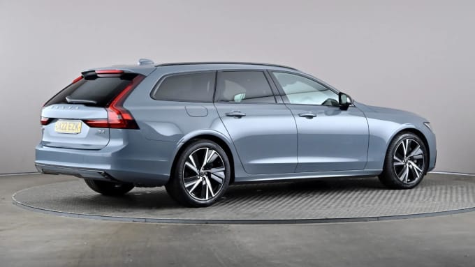 2022 Volvo V90