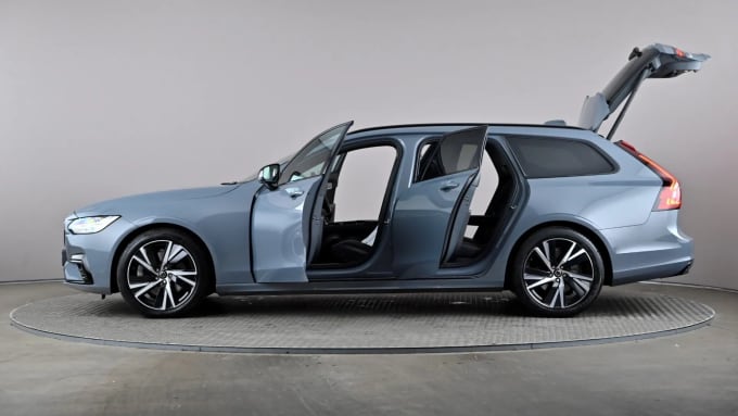 2022 Volvo V90