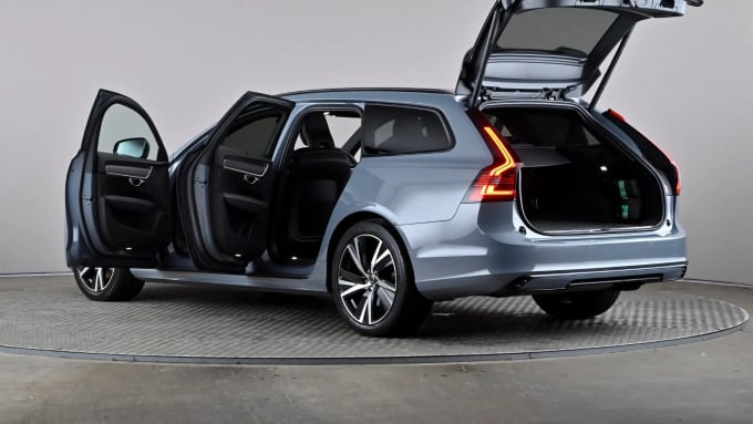 2022 Volvo V90