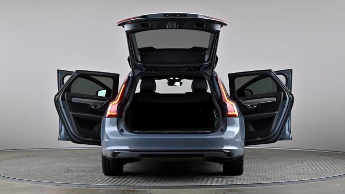 2022 Volvo V90