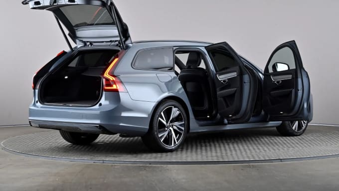 2022 Volvo V90