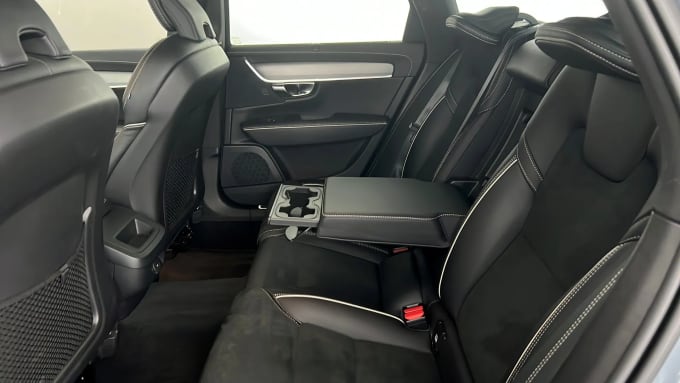 2022 Volvo V90