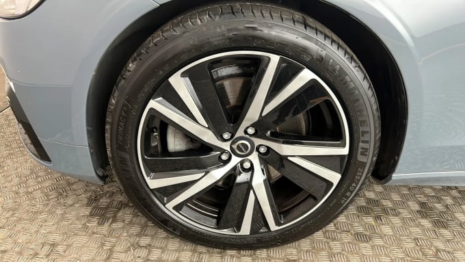 2022 Volvo V90
