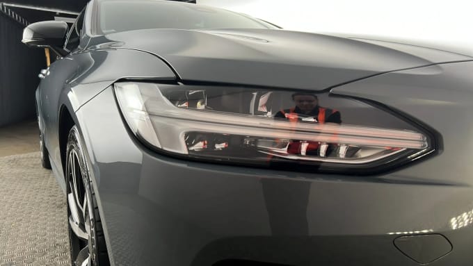 2022 Volvo V90