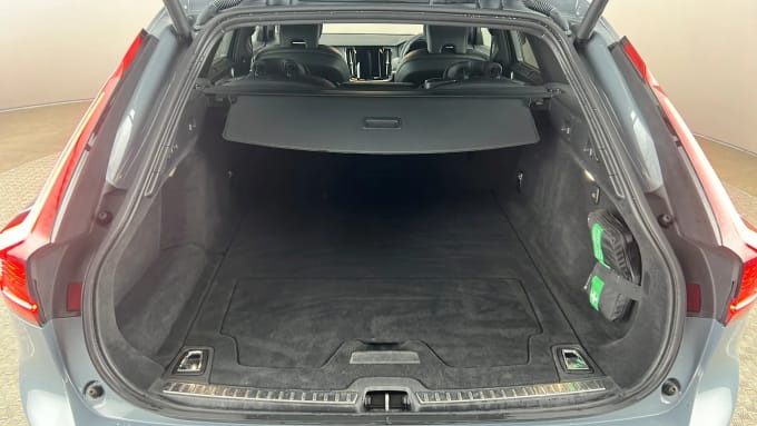 2022 Volvo V90