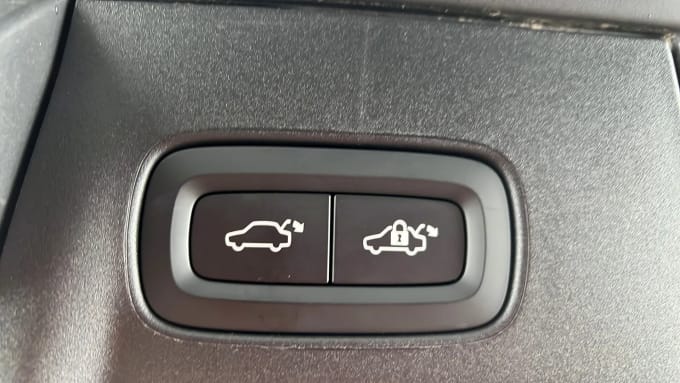 2022 Volvo V90