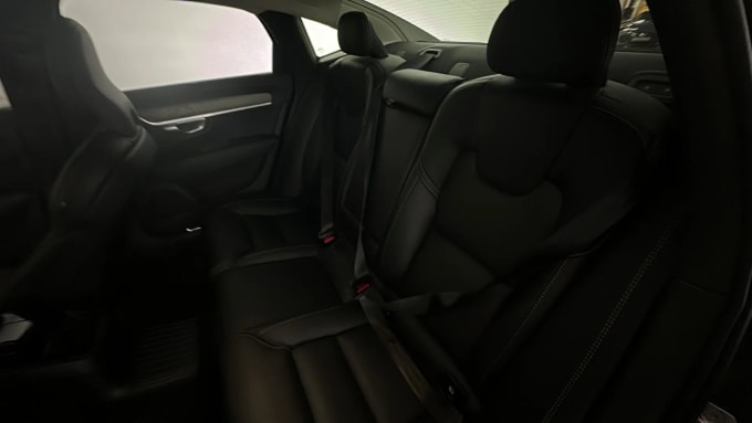 2022 Volvo S90