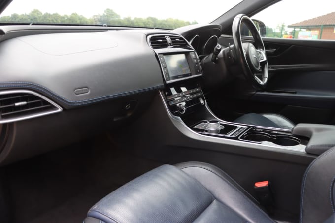 2025 Jaguar Xe