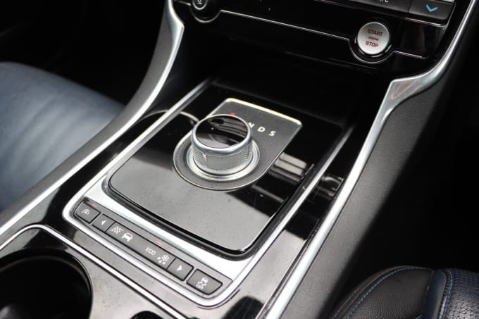 2025 Jaguar Xe
