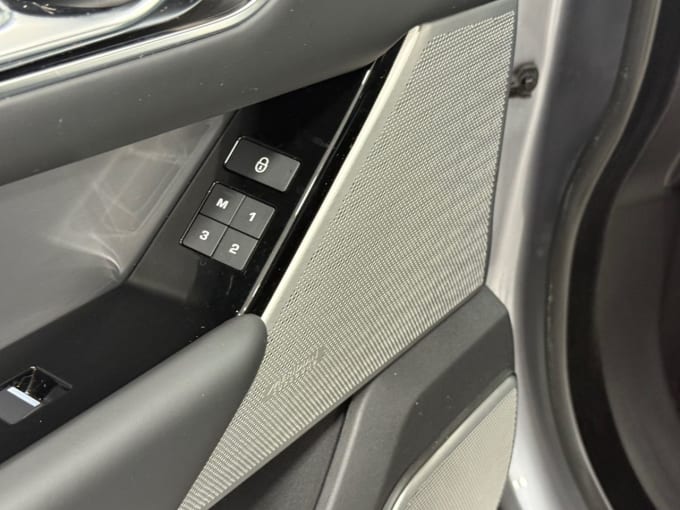 2025 Land Rover Range Rover Velar