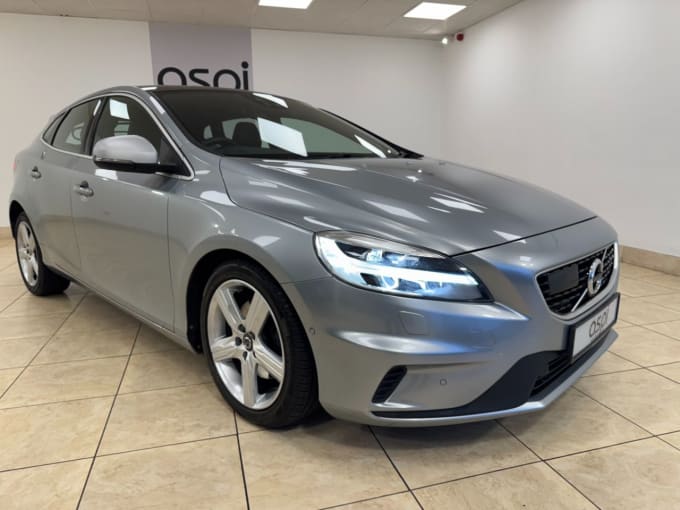 2025 Volvo V40