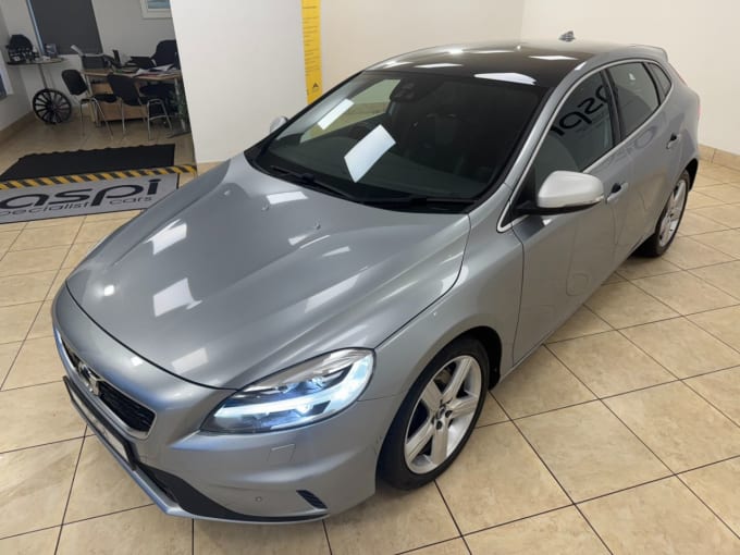 2025 Volvo V40