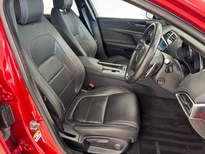 2025 Jaguar Xe
