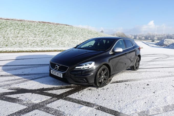 2025 Volvo V40