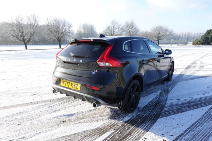 2025 Volvo V40