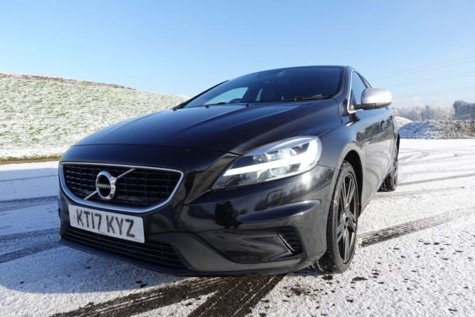 2025 Volvo V40