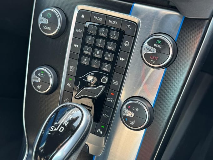2025 Volvo V40