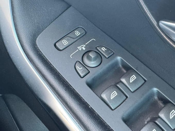 2025 Volvo V40