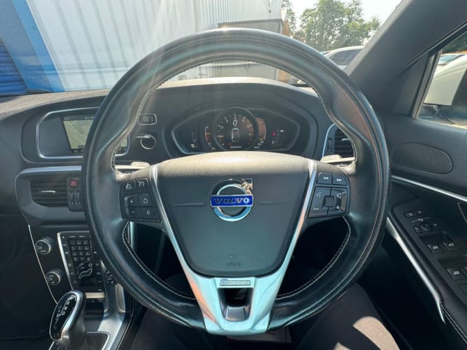 2025 Volvo V40