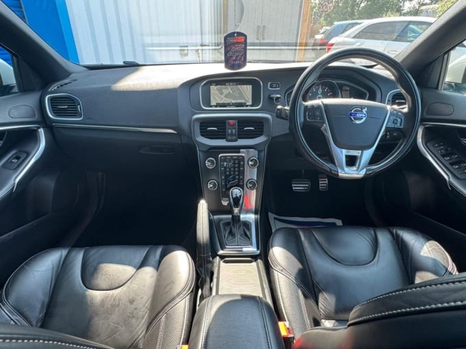 2025 Volvo V40