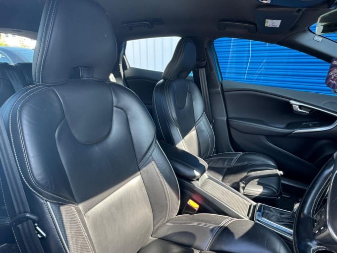 2025 Volvo V40