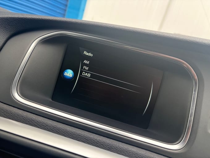 2025 Volvo V40