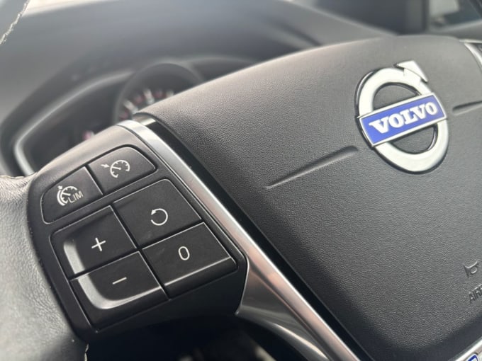 2025 Volvo V40