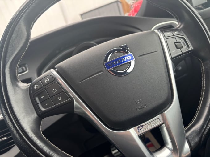 2025 Volvo V40