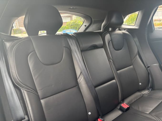 2025 Volvo V40