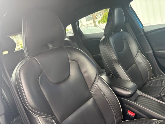 2025 Volvo V40