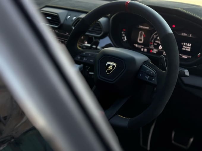 2025 Lamborghini Urus