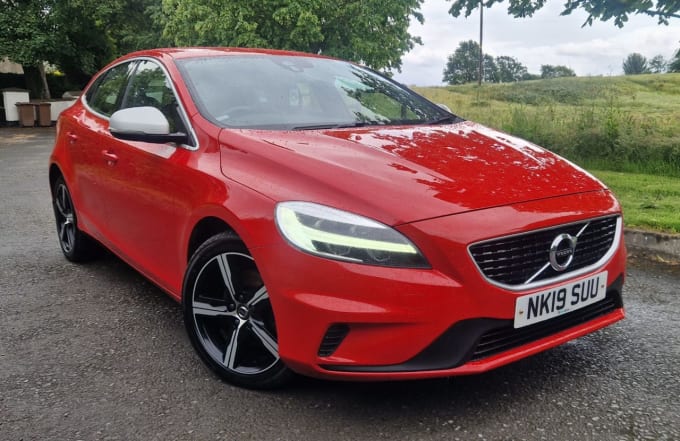 2025 Volvo V40