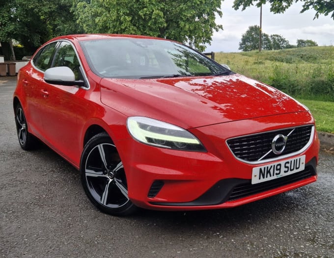 2025 Volvo V40
