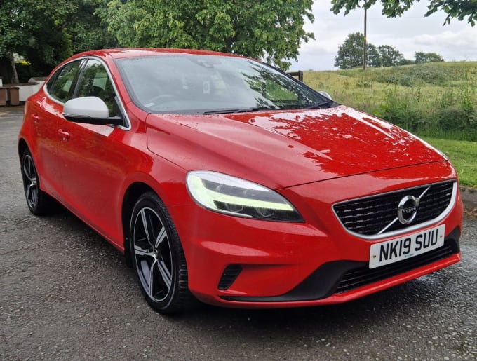2025 Volvo V40