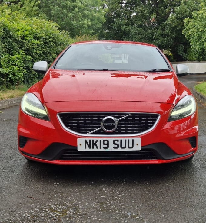 2025 Volvo V40