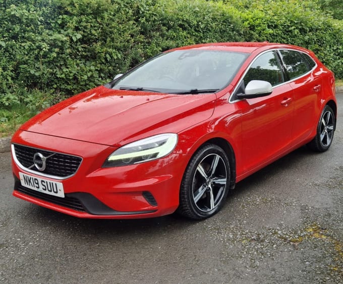 2025 Volvo V40