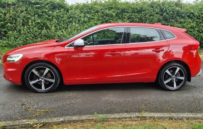 2025 Volvo V40