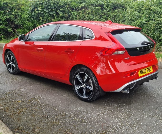 2025 Volvo V40