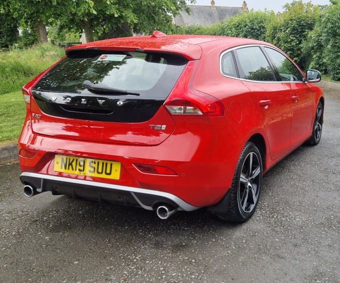 2025 Volvo V40