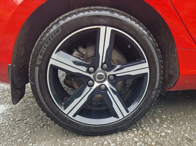 2025 Volvo V40
