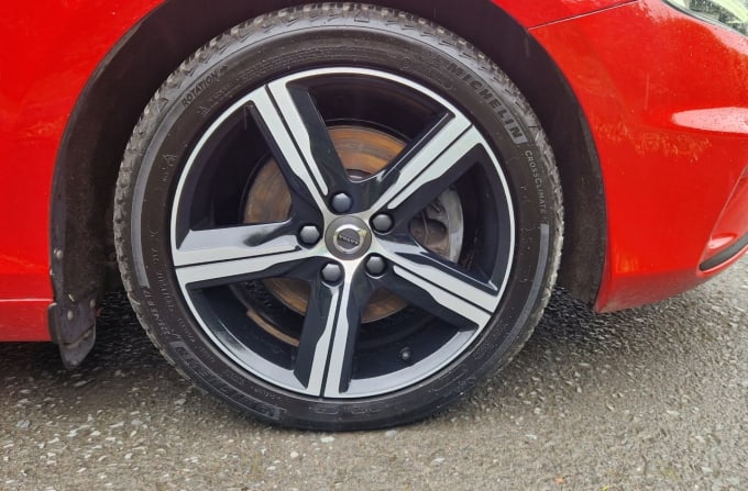 2025 Volvo V40