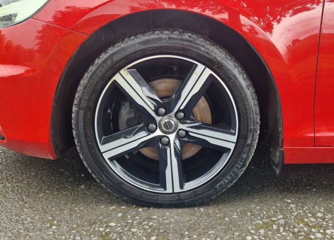 2025 Volvo V40