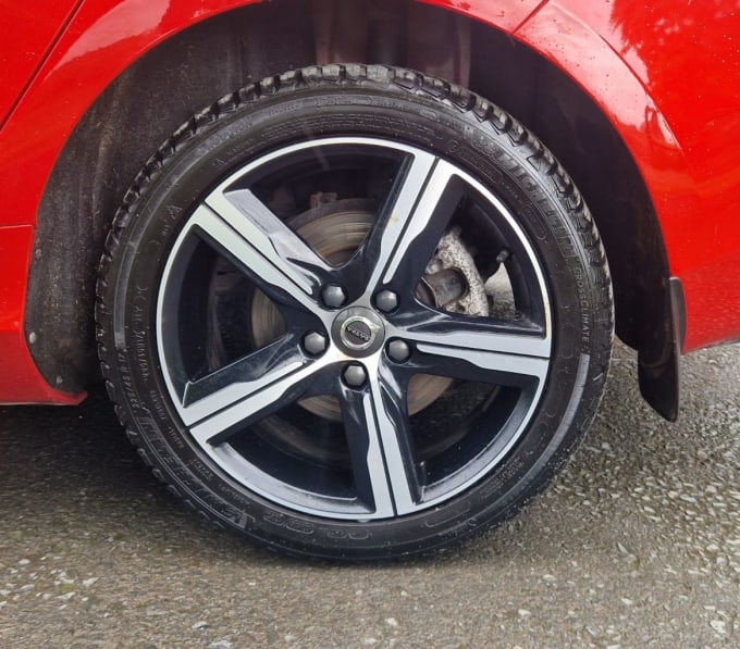 2025 Volvo V40