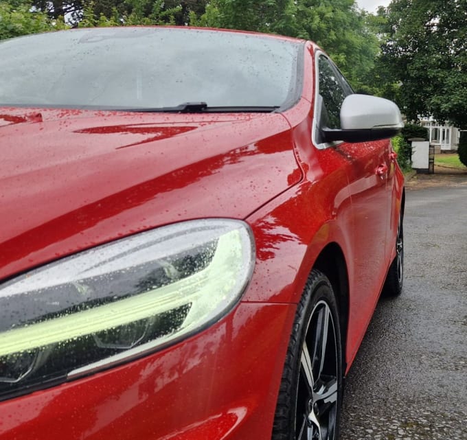 2025 Volvo V40