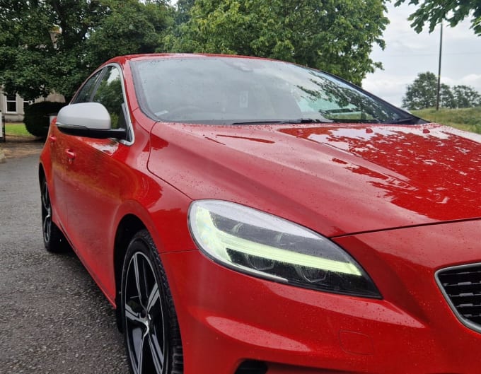 2025 Volvo V40