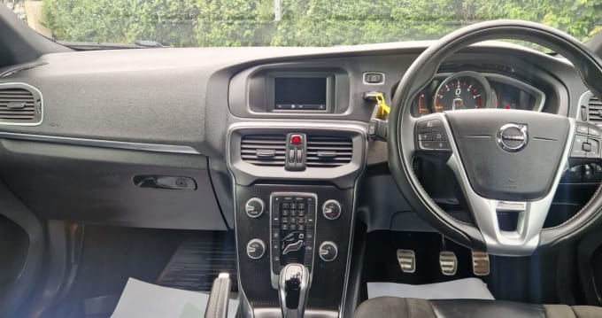 2025 Volvo V40