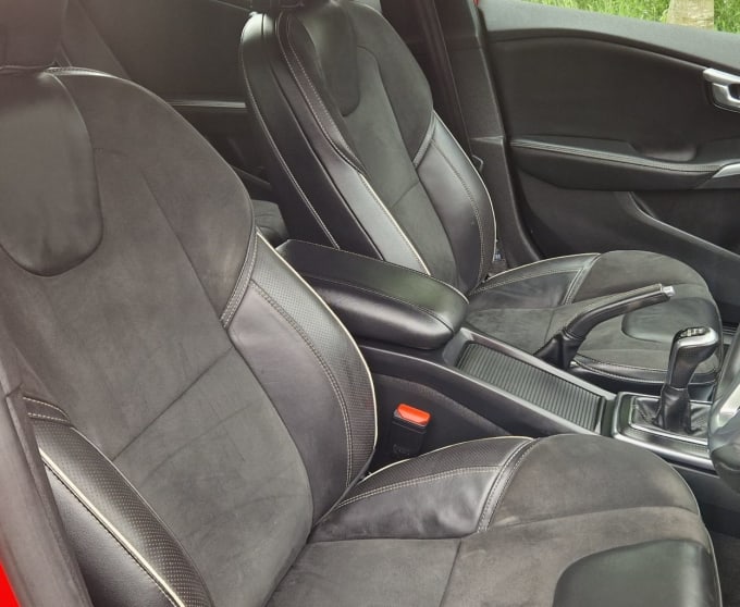 2025 Volvo V40