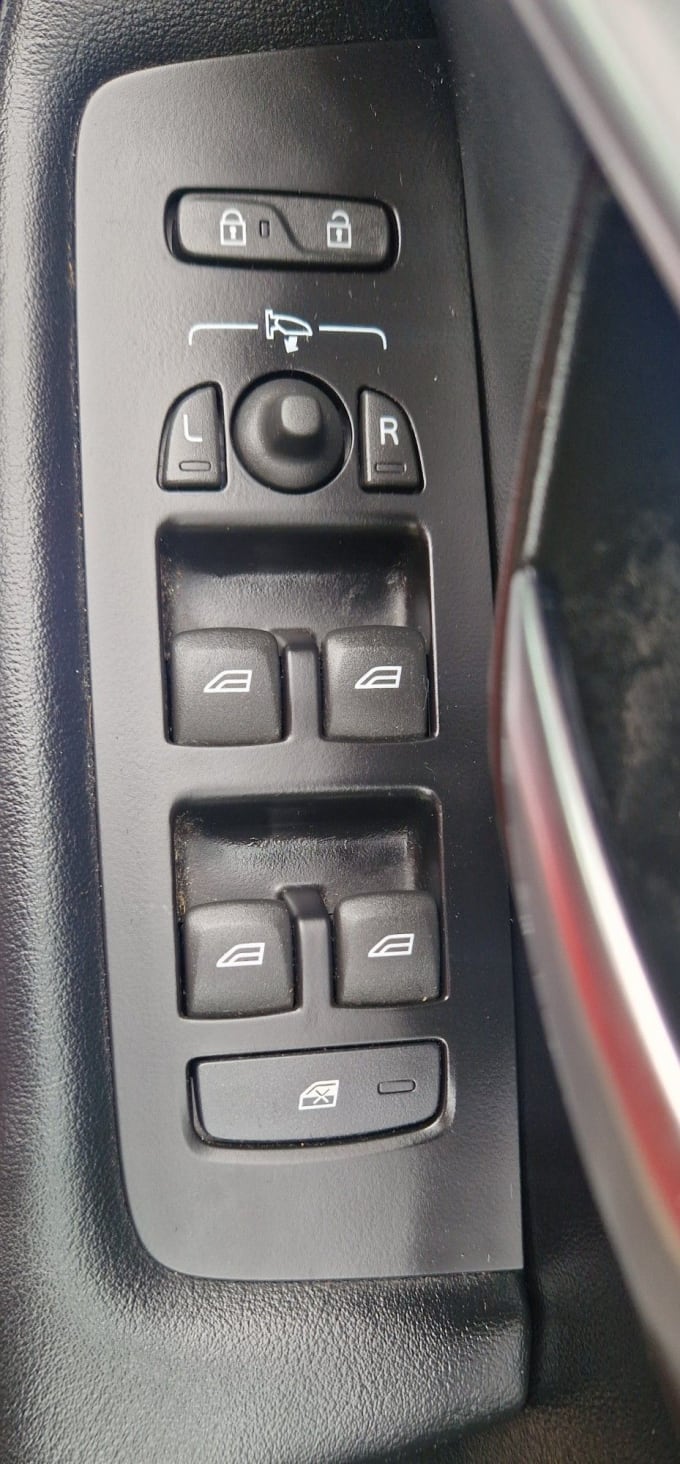 2025 Volvo V40