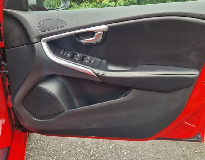 2025 Volvo V40