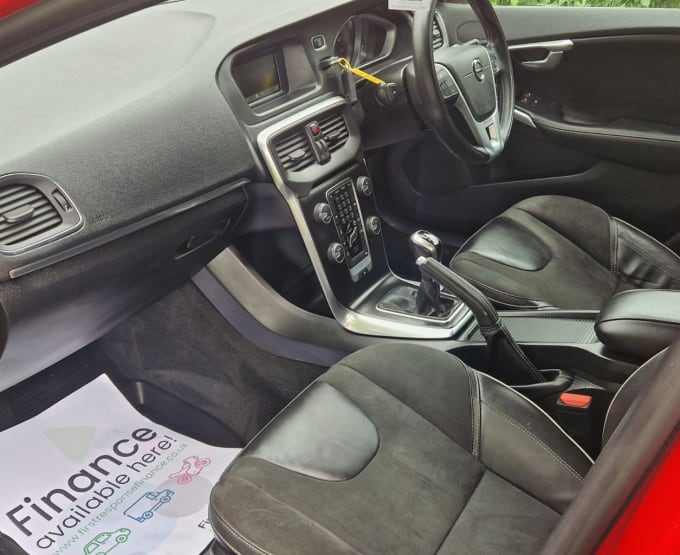 2025 Volvo V40